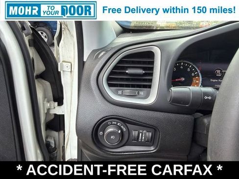 Used 2021 Jeep Renegade Latitude FWD image 16
