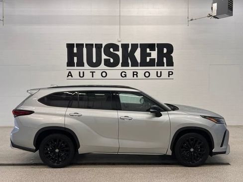 Used 2024 Toyota Highlander XSE FWD image 2