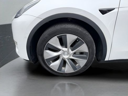 Used 2022 Tesla Model Y Long Range image 10