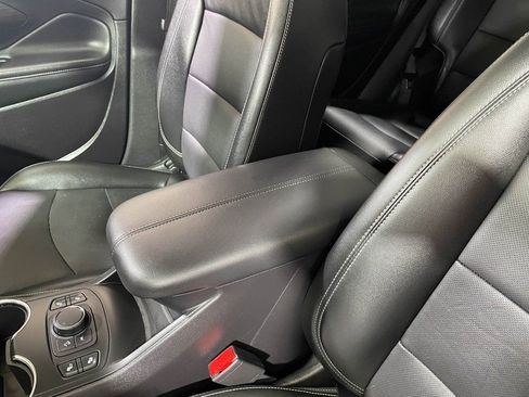 Used 2024 GMC Terrain SLT image 30