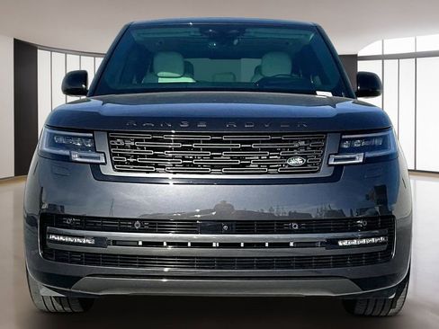 Used 2025 Land Rover Range Rover SE image 2