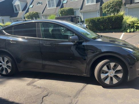Used 2023 Tesla Model Y Long Range AWD/4WD image 2