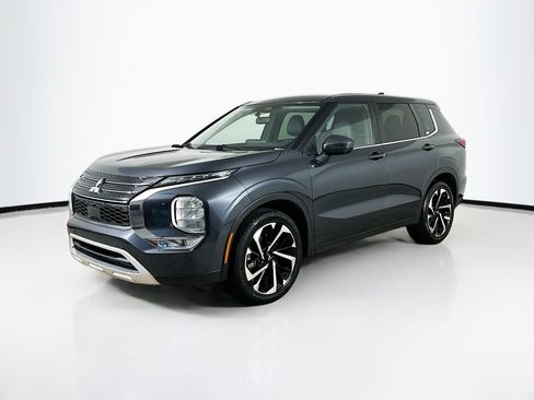 Used 2024 Mitsubishi Outlander SE image 3