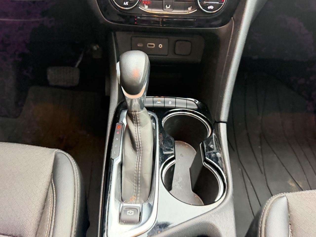 Used 2022 Buick Encore GX Select w/ Sport Touring Package FWD image 16