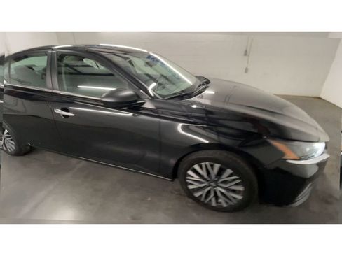 Used 2024 Nissan Altima 2.5 SV image 2