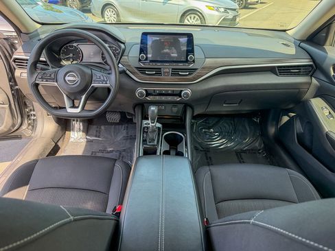 Used 2024 Nissan Altima 2.5 SV FWD image 25