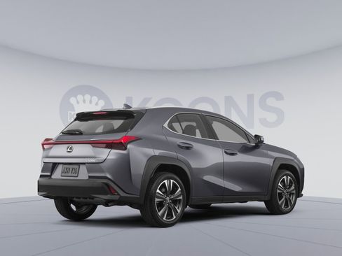 Used 2022 Lexus UX 200 w/ Accessory Package (Z2) image 4