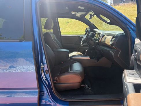 Used 2016 Toyota Tacoma Limited w/ Towing Package image 29