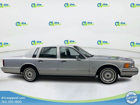 Used 1994 Lincoln Town Car Signature RWD image 4