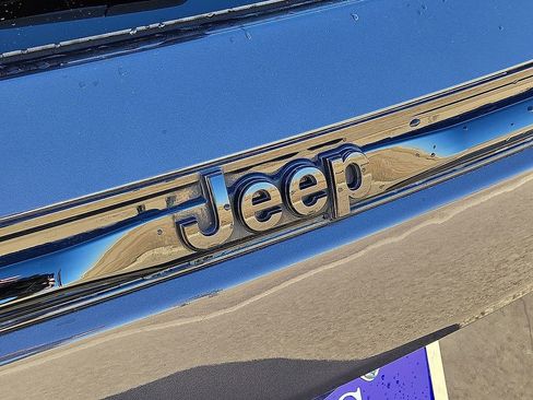 Used 2023 Jeep Grand Cherokee Altitude image 12