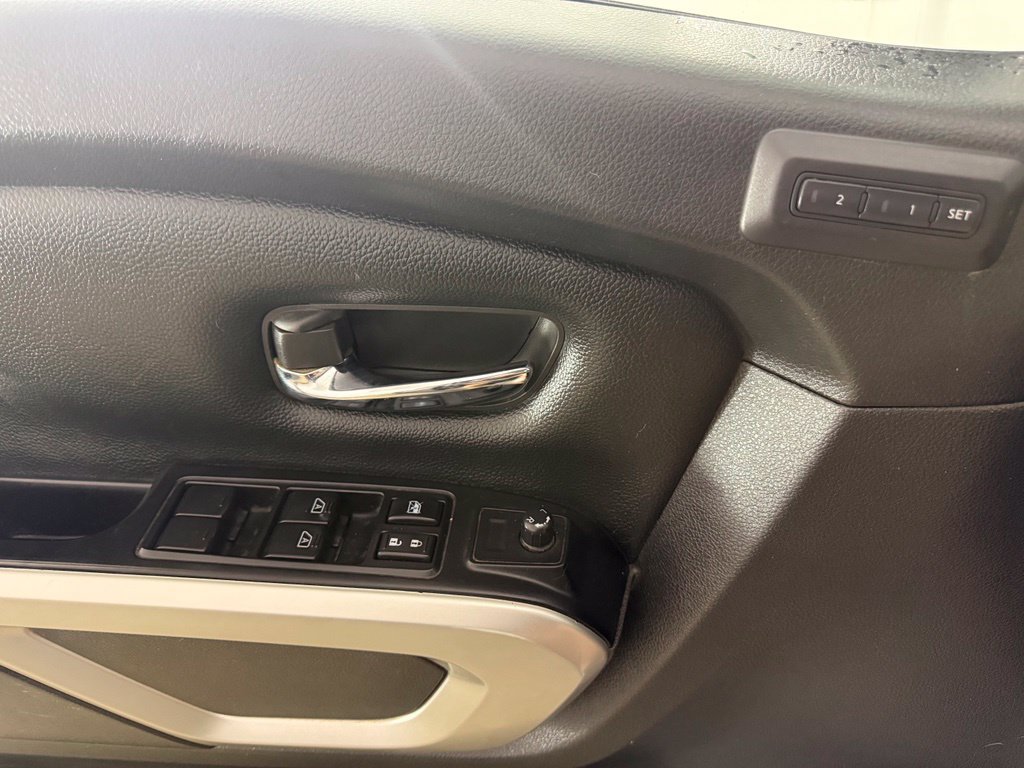 Used 2019 Nissan Titan PRO-4X w/ Pro-4x Convenience Package AWD/4WD image 17