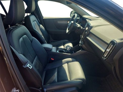 Used 2023 Volvo XC40 B5 Plus image 15