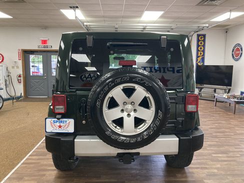 Used 2011 Jeep Wrangler Sahara w/ Connectivity Group AWD/4WD image 6