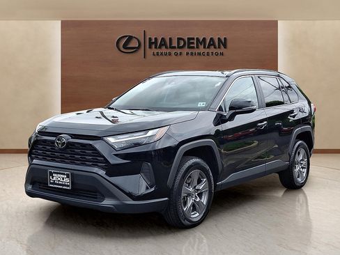 Used 2024 Toyota RAV4 XLE w/ Convenience Package FWD image 3