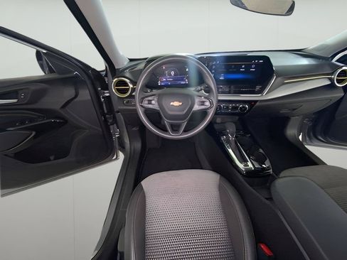Used 2025 Chevrolet Trax LT FWD image 38