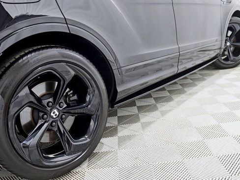 Used 2024 Bentley Bentayga Plug-In Hybrid image 13