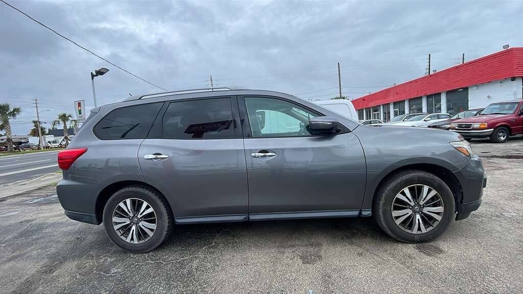 Used 2017 Nissan Pathfinder SL FWD image 2