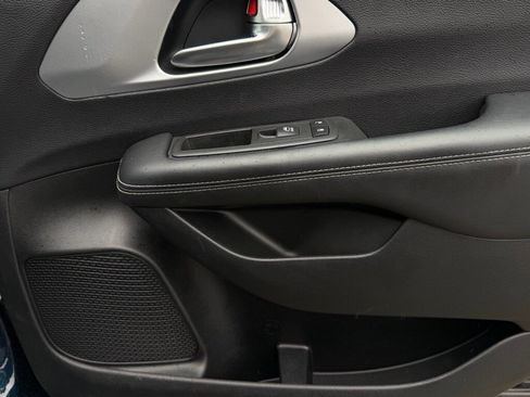 Used 2022 Chrysler Pacifica Touring-L w/ S Appearance Package image 20