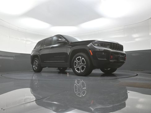 Used 2022 Jeep Grand Cherokee Trailhawk AWD/4WD image 9