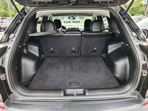 Used 2019 Jeep Cherokee Latitude Plus w/ Cold Weather Group AWD/4WD image 18