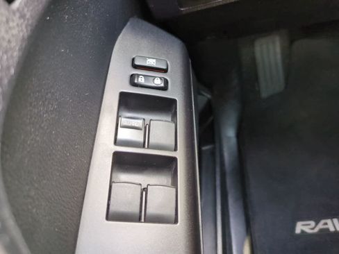 Used 2018 Toyota RAV4 LE FWD image 21