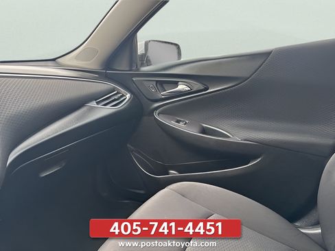 Used 2018 Chevrolet Malibu LT FWD image 12