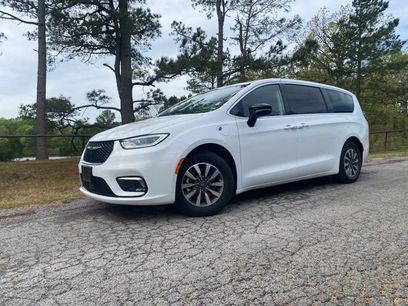 Used 2024 Chrysler Pacifica Select