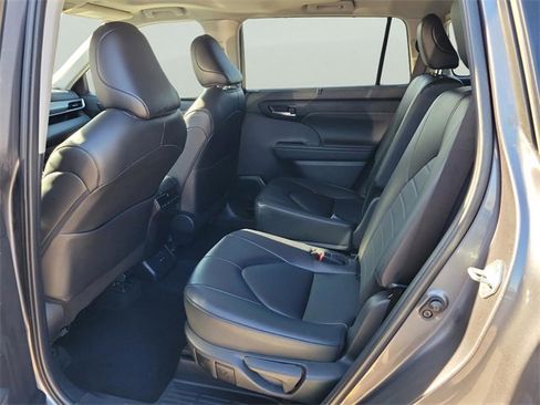 Used 2024 Toyota Highlander XLE image 7