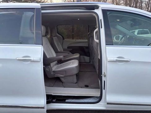 Used 2018 Chrysler Pacifica Touring-L FWD image 26