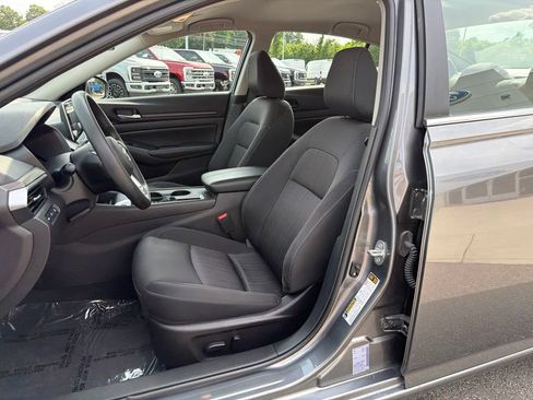 Used 2025 Nissan Altima 2.5 SV FWD image 10
