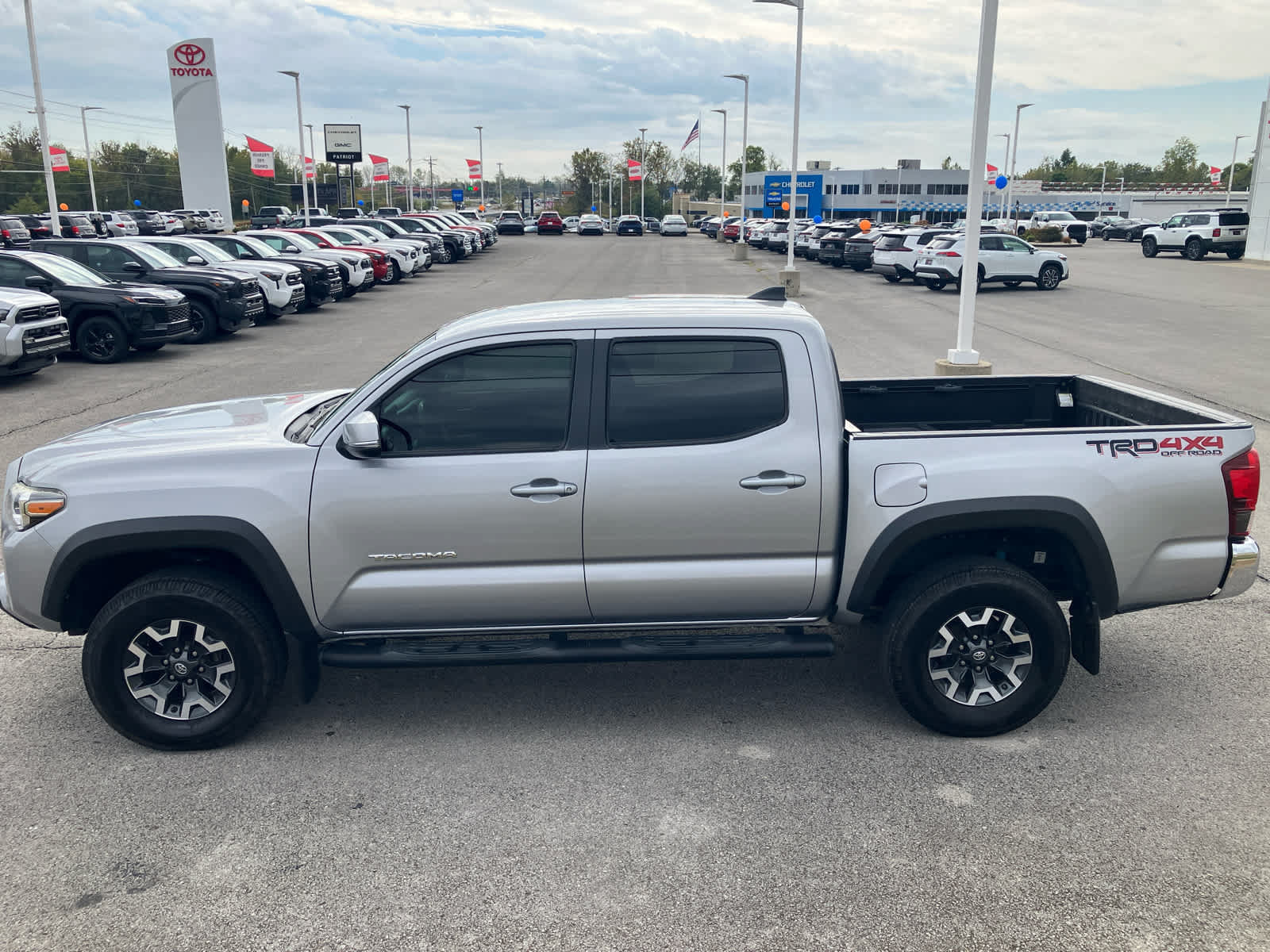 Used 2018 Toyota Tacoma TRD Off-Road AWD/4WD image 4