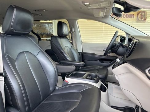 Used 2024 Chrysler Pacifica Touring-L image 28