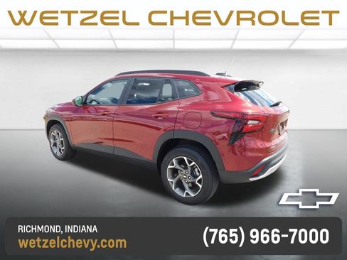 Used 2025 Chevrolet Trax LT w/ LT Convenience Package FWD image 5