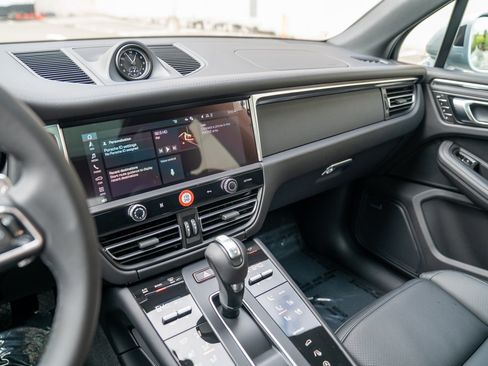 Certified 2026 Porsche Macan AWD/4WD image 14