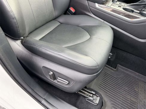 Used 2021 Toyota Highlander Limited image 11