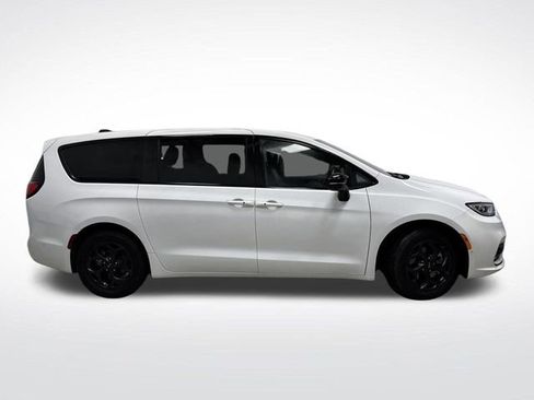 Used 2024 Chrysler Pacifica Select image 2