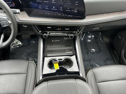 Used 2025 Chevrolet Suburban Premier AWD/4WD image 11