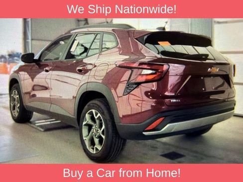 Used 2025 Chevrolet Trax LT w/ LT Convenience Package FWD image 3
