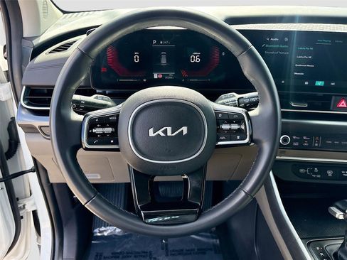 Used 2025 Kia Carnival image 11