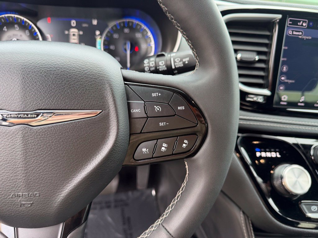Used 2025 Chrysler Pacifica Limited FWD image 18
