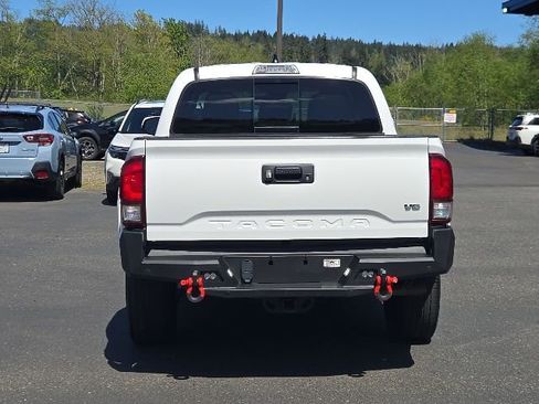 Used 2022 Toyota Tacoma TRD Sport w/ TRD Premium Sport Package AWD/4WD image 7