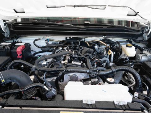Certified 2025 Toyota Tacoma SR5 AWD/4WD image 31