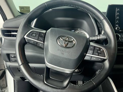 Used 2022 Toyota Highlander XLE FWD image 15