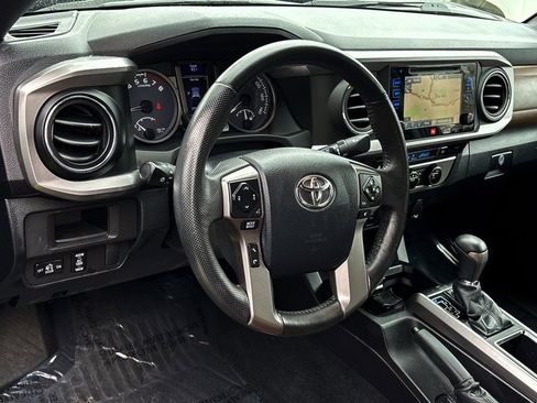 Used 2016 Toyota Tacoma Limited image 8