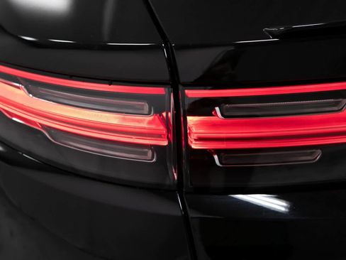 Certified 2022 Porsche Cayenne Platinum Edition image 31