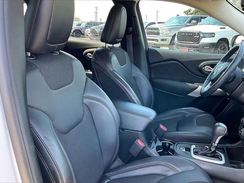 Used 2018 Jeep Cherokee Latitude Plus w/ Comfort/Convenience Group image 30