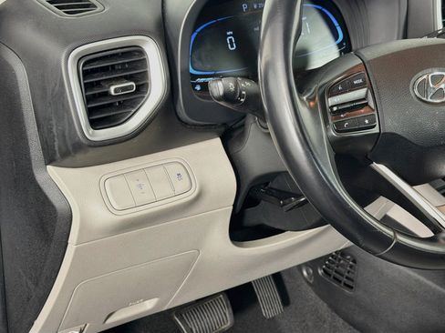 Used 2025 Hyundai Venue SEL FWD image 17