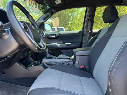 Used 2022 Toyota Tacoma TRD Off-Road AWD/4WD image 13