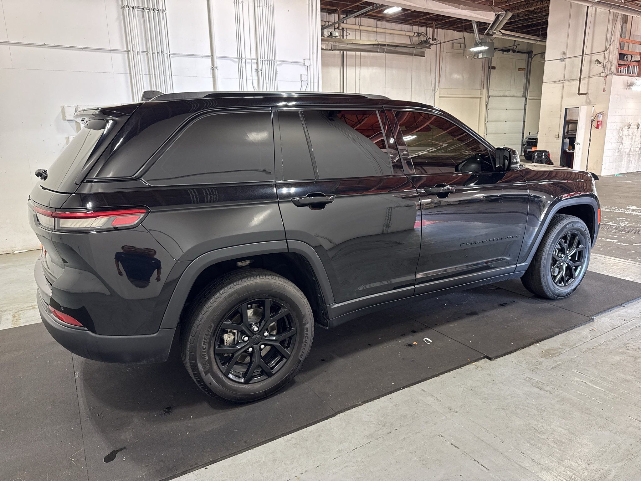 Used 2024 Jeep Grand Cherokee Altitude AWD/4WD image 18