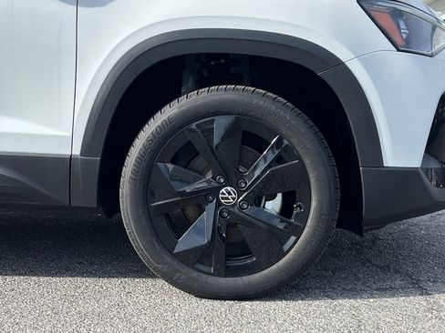 New 2026 Volkswagen Taos SE image 6
